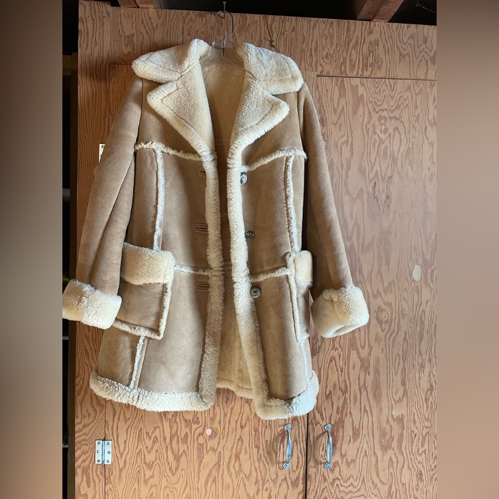 Gorgeous genuine Sherpa~sm/xs~ one broken button